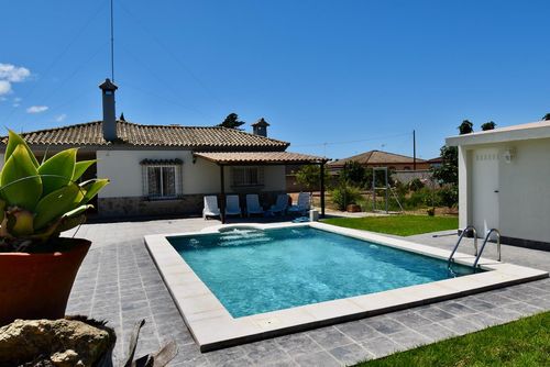 Calcita Encantadora y acogedora villa en Chiclana de la Frontera, Costa de la Luz, España, con piscina privada para 6 personas. La casa se encuentra a 4 km de la playa de La Barrosa y a 4 km del centro de La Barrosa....