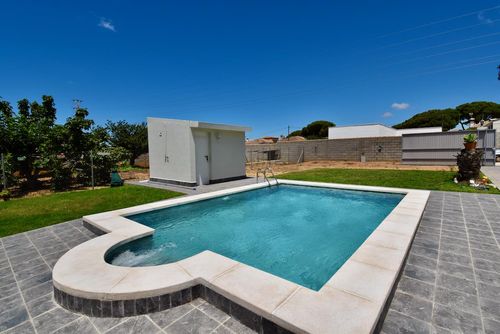 Calcita Encantadora y acogedora villa en Chiclana de la Frontera, Costa de la Luz, España, con piscina privada para 6 personas. La casa se encuentra a 4 km de la playa de La Barrosa y a 4 km del centro de La Barrosa....