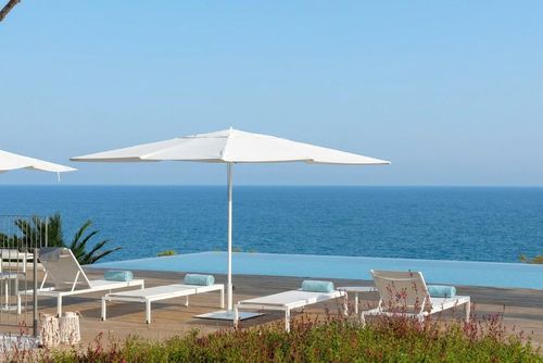 Villa Brisa del Mar - Luxury Villa on the Beach  -Amaizing Comfortabele villa in Sitges, Costa Dorada, Spanje met privé zwembad voor 12 personen. Het huis is gelegen in een landelijke, bosrijke, stedelijke en bergachtige strandomgeving en bevindt zich op 500 m van het strand....