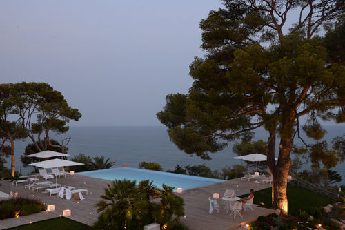 Villa Brisa del Mar - Luxury Villa on the Beach  -Amaizing Villa cómoda en Sitges, Costa Dorada, España, con piscina privada para 12 personas. La casa está situada en una zona rural, boscosa, urbana y montañosa, a 500 m de la playa....