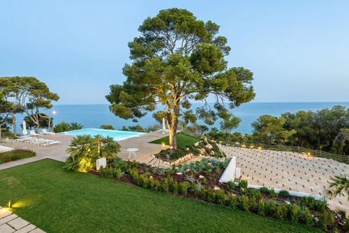 Villa Brisa del Mar - Luxury Villa on the Beach  -Amaizing Bequeme Villa in Sitges, Costa Dorada, Spanien, mit privatem Pool für 12 Personen. Das Haus befindet sich in einer ländlichen, bewaldeten, urbanen und bergigen Strandgegend und ist 500 m vom Strand entfernt....