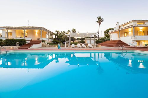 Villa La Palma 10p Luxuriöse Villa in Marina di Modica, Sizilien, Italien, mit privatem Pool für 10 Personen. Die Villa befindet sich in einem Wohnstrandgebiet und ist 50 m vom Felsenstrand und 950 m vom Sandstrand entfernt....