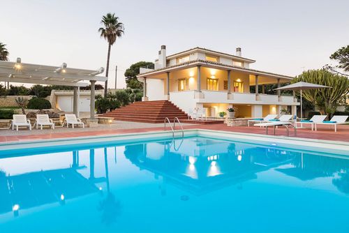 Villa La Palma 10p Villa de luxe à Marina di Modica, Sicile, Italie, avec piscine privée pour 10 personnes. La villa est située dans un quartier résidentiel en bord de mer, à 50 m de la plage de galets et à 950 m de la plage de sable....