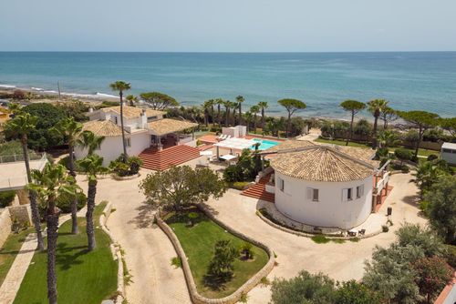 Villa La Palma 10p Luxury villa in Marina di Modica, Sicily, Italy with private pool for 10 persons. The villa is situated in a residential beach area and is 50 m from Rocky beach and 950 m from Sandy beach....