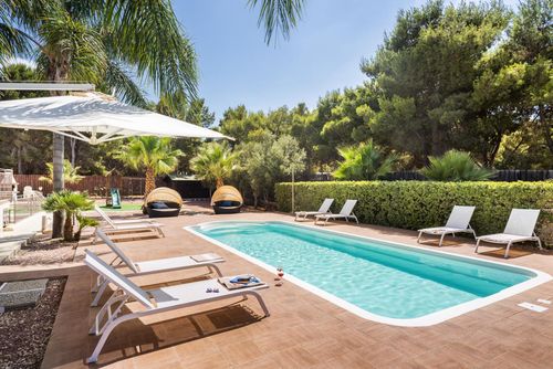 Villa Aronica 14p Villa à San Vito Lo Capo, Sicile, Italie, avec piscine privée pour 14 personnes. La maison est située dans un quartier résidentiel en bord de mer, à proximité de restaurants et bars, magasins, supermarchés, et d'un court de tennis, à 200 m de la plage de San Vito Lo Capo et à 0,2 km de San Vito Lo Capo....