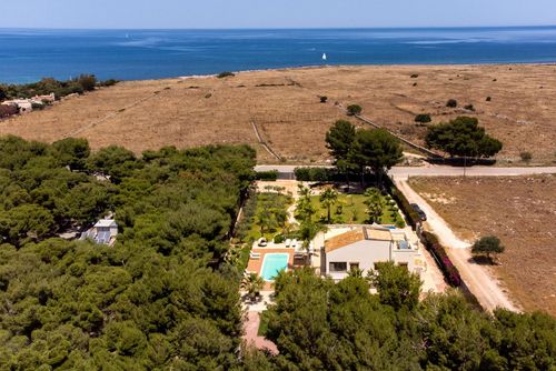 Villa Aronica 14p Villa in San Vito Lo Capo, Sizilien, Italien mit privatem Pool für 14 Personen. Das Ferienhaus befindet sich in einem Wohnbereich in Strandnähe, in der Nähe von Restaurants und Bars, Geschäften, Supermärkten und einem Tennisplatz, nur 200 m vom Strand von San Vito Lo Capo und 0,2 km vom Zentrum San Vito Lo Capos entfernt....