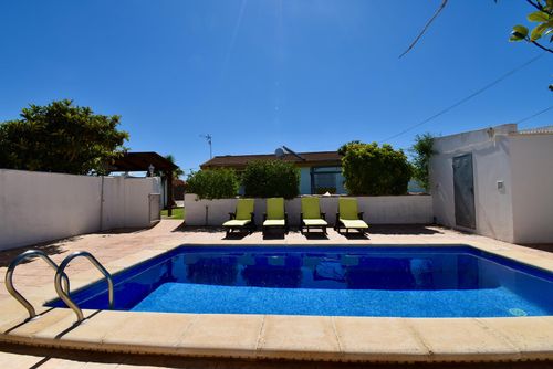 La Alberca Villa rústica y alegre con piscina privada en Chiclana de la Frontera, Costa de la Luz, España, para 10 personas. La casa está situada en una zona rural cerca de la playa, a 4 km de la playa de La Barrosa....