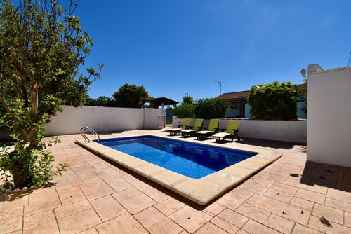 La Alberca Villa rustique et joyeuse avec piscine privée à Chiclana de la Frontera, Costa de la Luz, Espagne pour 10 personnes. La maison est située dans une zone balnéaire rurale, à 4 km de la plage de La Barrosa et à 4 km de La Barrosa....