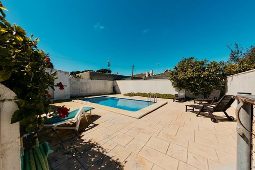 La Alberca Rustikale und fröhliche Villa mit privatem Pool in Chiclana de la Frontera, Costa de la Luz, Spanien für 10 Personen. Das Haus befindet sich in einem ländlichen Strandgebiet, 4 km vom Strand La Barrosa entfernt....