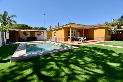 Rosalia Classic and comfortable villa in Chiclana de la Frontera, Costa de la Luz, Spain with a private pool for 6 persons. The house is situated in a residential beach area, close to restaurants, bars, and supermarkets, 3 km from La Barrosa beach and 6 km from Chiclana....