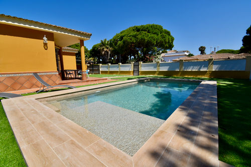 Rosalia Villa clásica y cómoda con piscina privada en Chiclana de la Frontera, Costa de la Luz, España, para 6 personas. La casa está situada en una zona residencial de playa, cerca de restaurantes, bares y supermercados, a 3 km de la playa de La Barrosa y a 6 km de Chiclana....