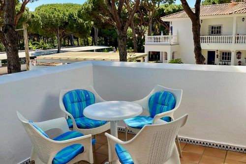 Las Quintas Apartamento clásico y agradable en Chiclana de la Frontera, Costa de la Luz, España, con una piscina comunitaria para 4 personas. El apartamento está situado en una zona residencial cercana a la playa, cerca de tiendas, supermercados y una pista de tenis, y se encuentra a 1 km de la playa de La Barrosa....