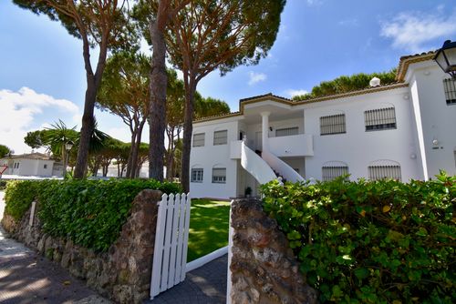 Las Quintas Appartement classique et agréable à Chiclana de la Frontera, Costa de la Luz, Espagne, avec une piscine commune pour 4 personnes. L'appartement est situé dans un quartier résidentiel proche de la plage, à proximité des magasins, supermarchés et d'un court de tennis, et se trouve à 1 km de la plage de Playa La Barrosa....