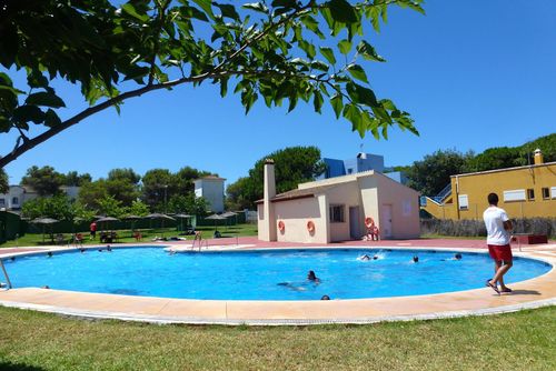 Las Quintas Klassische und schöne Wohnung in Chiclana de la Frontera, Costa de la Luz, Spanien, mit einem Gemeinschaftspool für 4 Personen. Die Wohnung befindet sich in einer Wohngegend am Strand, in der Nähe von Geschäften, Supermärkten und einem Tennisplatz, und ist 1 km vom Strand Playa La Barrosa entfernt....
