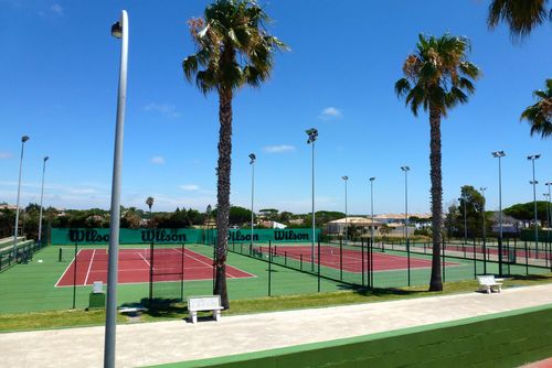Las Quintas Appartement classique et agréable à Chiclana de la Frontera, Costa de la Luz, Espagne, avec une piscine commune pour 4 personnes. L'appartement est situé dans un quartier résidentiel proche de la plage, à proximité des magasins, supermarchés et d'un court de tennis, et se trouve à 1 km de la plage de Playa La Barrosa....