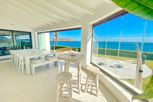 Villa Ultramar by Solidays Moderne en luxe villa met een privézwembad in Jávea, Costa Blanca, Spanje voor 8 personen. De villa is gelegen nabij restaurants, bars, winkels en supermarkten, en ligt op slechts 25 meter van Arenal Strand....