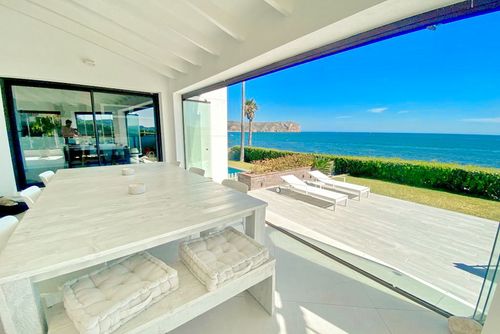 Villa Ultramar by Solidays Moderne und luxuriöse Villa in Javea, Costa Blanca, Spanien, mit privatem Pool für 8 Personen. Die Villa liegt in der Nähe von Restaurants, Bars, Geschäften und Supermärkten und ist nur 25 m vom Playa de l'Arenal Strand entfernt....