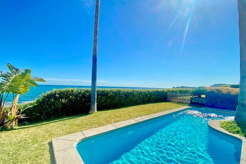 Villa Ultramar by Solidays Villa moderne et luxueuse à Javea, sur la Costa Blanca, Espagne, avec piscine privée pour 8 personnes. La villa est située à proximité de restaurants, bars, boutiques et supermarchés, et se trouve à 25 m de la plage de Playa de l'Arenal....