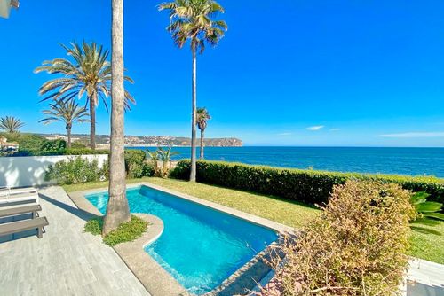 Villa Ultramar by Solidays Moderne en luxe villa met een privézwembad in Jávea, Costa Blanca, Spanje voor 8 personen. De villa is gelegen nabij restaurants, bars, winkels en supermarkten, en ligt op slechts 25 meter van Arenal Strand....