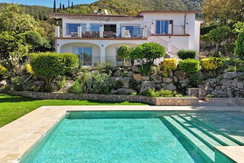 Villa La Haya Vila em Santa Cristina d'Aro, Catalunha, Espanha, com piscina privativa para 14 pessoas. A casa está situada em uma área costeira, residencial e montanhosa, próxima a uma quadra de tênis....