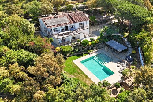Villa La Haya Villa à Santa Cristina d'Aro, Catalogne, Espagne, avec piscine privée pour 14 personnes. La maison est située dans une zone côtière, résidentielle et montagneuse, à proximité d'un court de tennis....