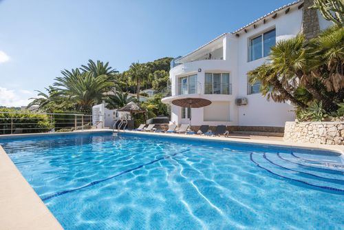 Villa Suria 8 pax Wunderschöne und komfortable Luxusvilla mit privatem Pool in Jávea, Costa Blanca, Spanien für 8 Personen. Die Villa befindet sich in einer Küsten-, hügeligen und Wohngegend und ist nur 1 km vom La Barraca Strand in Jávea entfernt....