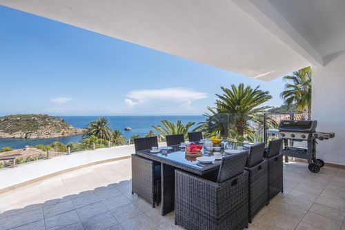 Villa Suria 8 pax Lovely and comfortable luxury villa in Javea, Costa Blanca, Spain with private pool for 8 persons. The villa is situated in a coastal, hilly and residential area and is 1 km from La Barraca, Javea beach....