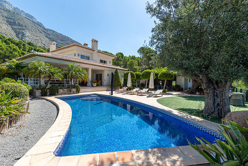 Beauty Altea Cómoda casa de vacaciones con piscina privada en Altea, Costa Blanca, España, para 8 personas. La casa está situada en una zona rural, residencial y montañosa, a 4 km de la playa de Playa la Olla....