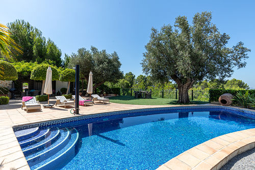 Beauty Altea Bequemes Ferienhaus mit privatem Pool in Altea, Costa Blanca, Spanien für 8 Personen. Das Haus befindet sich in einer ländlichen, Wohn- und Berggegend und ist 4 km vom Playa la Olla Strand entfernt....