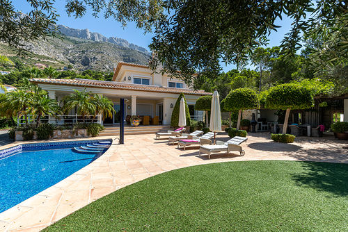Beauty Altea Casa vacanze confortevole con piscina privata ad Altea, Costa Blanca, Spagna, per 8 persone. La casa è situata in una zona rurale, residenziale e montuosa, a 4 km dalla spiaggia Playa la Olla....