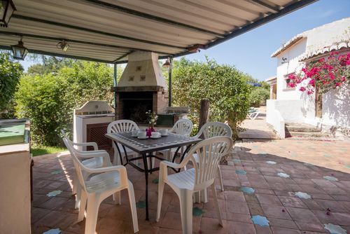 Alison Amplia y clásica villa con piscina privada en Jávea, Costa Blanca, España para 10 personas. La casa está situada en una zona residencial de playa....