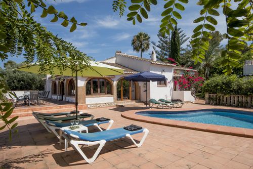 Alison 4 Große und klassische Villa mit privatem Pool in Jávea, Costa Blanca, Spanien für 4 Personen. Das Haus befindet sich in einem Wohngebiet in Strandnähe....