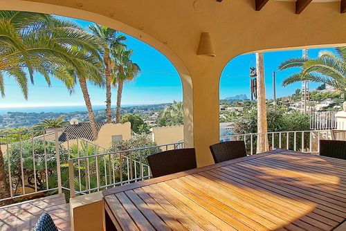 Villa Maravista by Solidays Grote en vrolijke villa in Moraira, Costa Blanca, Spanje met privézwembad voor 6 personen. Het huis is gelegen in een kustachtige, heuvelachtige en residentiële omgeving en ligt 4 km van het Playa L'Ampolla strand....