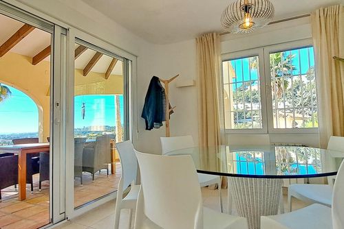 Villa Maravista by Solidays Amplia y alegre villa con piscina privada en Moraira, Costa Blanca, España, para 6 personas. La casa está situada en una zona residencial costera y montañosa, a 4 km de la playa de L'Ampolla....