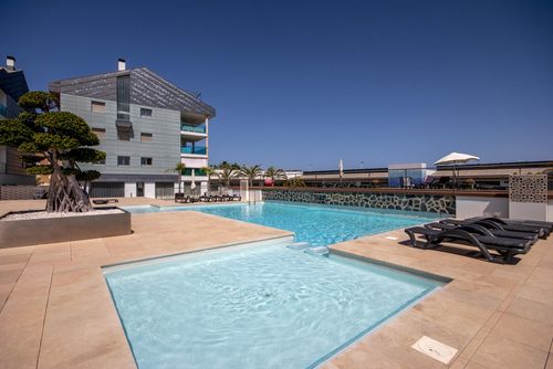 Salacia Appartamento moderno e confortevole con piscina comune a Jávea, Costa Blanca, Spagna, per 6 persone. L'appartamento è situato in una zona residenziale vicino alla spiaggia, a pochi passi da ristoranti e bar, negozi, supermercati e un campo da tennis, a 100 m dalla Spiaggia di Arenal e a 0....
