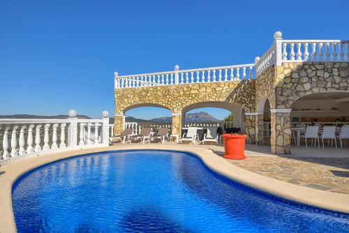 Amarige Amplia y agradable villa con piscina privada en Benitachell, Costa Blanca, España para 8 personas. La casa está situada en una zona residencial de playa, a 4 km de la playa Cala Moraig y a 4 km de Poble Nou de Benitachell....