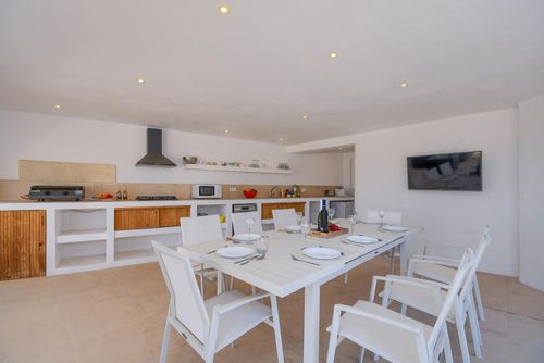 Amarige Grote en mooie villa met privézwembad in Benitachell, Costa Blanca, Spanje voor 8 personen. Het huis is gelegen in een residentiële strandomgeving, op 4 km van Cala Moraig strand en op 4 km van Poble Nou de Benitachell....