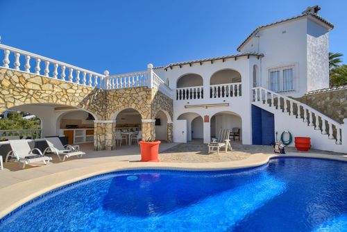 Amarige 4 pax Grande e bella villa a Benitachell, Costa Blanca, Spagna con piscina privata per 4 persone. La casa è situata in una zona residenziale vicina alla spiaggia, a 4 km dalla spiaggia di Cala Moraig e a 4 km da Poble Nou de Benitachell....