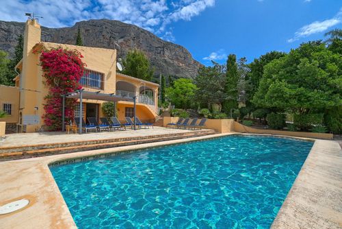 Amphora Maison classique et accueillante à Jávea, Costa Blanca, Espagne avec piscine privée pour 10 personnes. La maison est située dans un quartier résidentiel à proximité de la plage, à 4 km de la plage de La Grava, Jávea....
