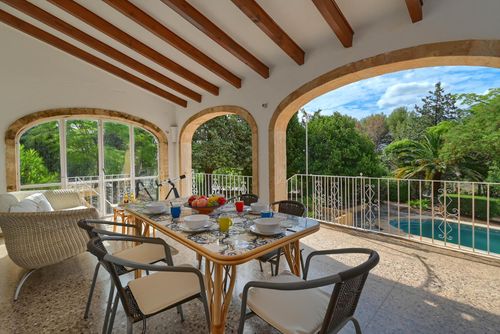 Amphora Klassisches und gemütliches Haus in Jávea, Costa Blanca, Spanien, mit privatem Pool für 10 Personen. Das Haus befindet sich in einer Wohngegend am Strand und ist 4 km vom Strand La Grava in Jávea entfernt....
