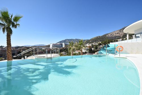 The Hill Collection 5 Heerlijk en luxe appartement in Benalmádena, Andalusië, Spanje met gemeenschappelijk zwembad voor 6 personen. Het appartement bevindt zich in een resort, in een heuvelachtige en residentiële omgeving, dicht bij restaurants en bars en op 2 km van Carvajal Beach....