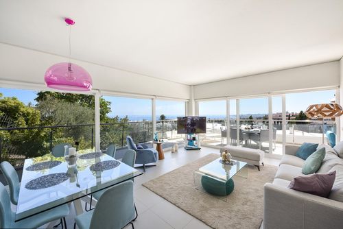 The Hill Collection 5 Maravilloso y lujoso apartamento en Benalmádena, Andalucía, España con piscina comunitaria para 6 personas. El apartamento está situado en un resort, en una zona residencial y montañosa, cerca de restaurantes y bares y a 2 km de la Playa de Carvajal....