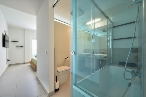 The Hill Collection 5 Heerlijk en luxe appartement in Benalmádena, Andalusië, Spanje met gemeenschappelijk zwembad voor 6 personen. Het appartement bevindt zich in een resort, in een heuvelachtige en residentiële omgeving, dicht bij restaurants en bars en op 2 km van Carvajal Beach....