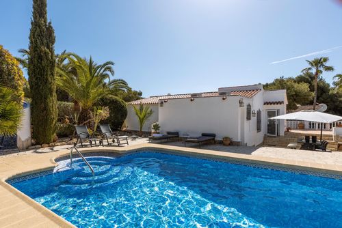 Casa Nero LT Encantadora y agradable casa de vacaciones con piscina privada en Jávea, Costa Blanca, España, para 5 personas. La casa está situada en una zona residencial montañosa, cerca de restaurantes y bares, y a 4 km de la playa de Cala Barraca....