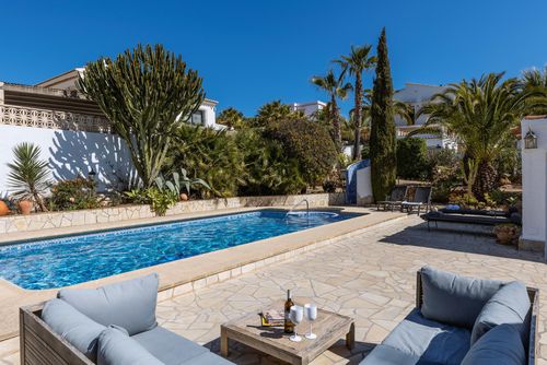 Casa Nero LT Schitterend en aantrekkelijk vakantiehuis met privézwembad in Javea, Costa Blanca, Spanje voor 5 personen. Het huis is gelegen in een heuvelachtige woonwijk, dichtbij restaurants en bars, en op 4 km van het Cala Barraca strand....