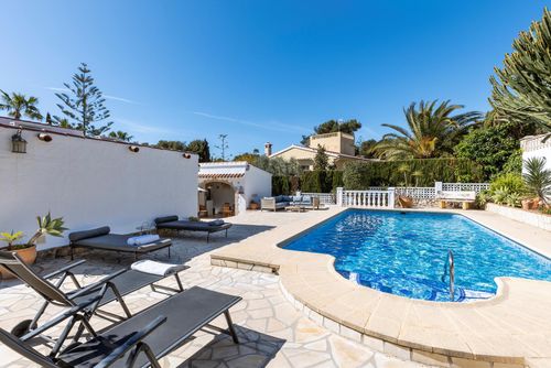 Casa Nero LT Schitterend en aantrekkelijk vakantiehuis met privézwembad in Javea, Costa Blanca, Spanje voor 5 personen. Het huis is gelegen in een heuvelachtige woonwijk, dichtbij restaurants en bars, en op 4 km van het Cala Barraca strand....