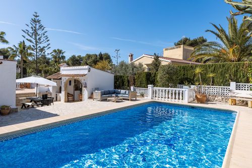 Casa Nero LT Encantadora y agradable casa de vacaciones con piscina privada en Jávea, Costa Blanca, España, para 5 personas. La casa está situada en una zona residencial montañosa, cerca de restaurantes y bares, y a 4 km de la playa de Cala Barraca....
