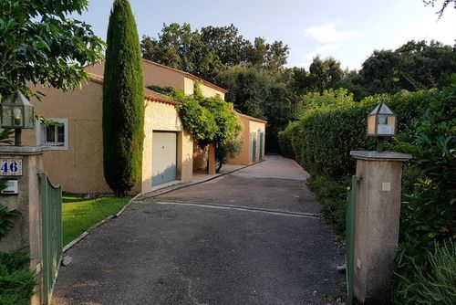 Valbonne Villa di Valbonne, Cote d'Azur, France  dengan kolam renang pribadi untuk 6 orang...