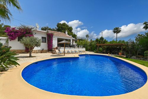 Ancali Magnifique et confortable villa avec piscine privée à Javea, Costa Blanca, Espagne, pour 6 personnes. La maison est située dans un quartier résidentiel proche de la plage et se trouve à 3 km de la Cala de la Barraca, plage de Javea....