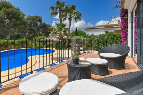 Ancali Schöne und komfortable Villa mit privatem Pool in Javea, Costa Blanca, Spanien für 6 Personen. Das Haus befindet sich in einem Wohngebiet nahe dem Strand und ist 3 km von der Cala de la Barraca, dem Strand von Javea, entfernt....